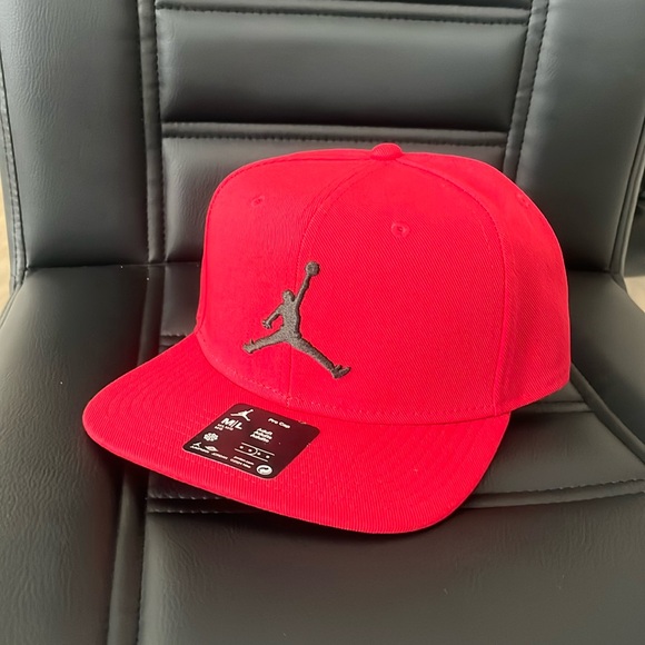 Red SnapBack Jordan Hat (M/L) - Picture 1 of 3